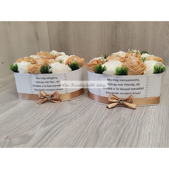 Szülőköszöntő ajándék virágbox esküvőre tea